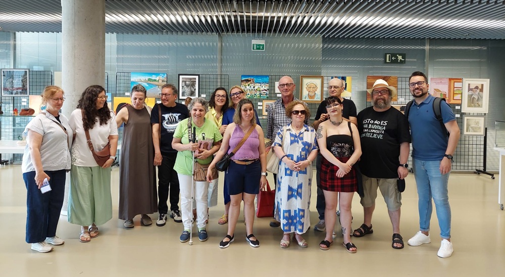 Personas afiliadas a la ONCE de Ourense visitan la exposición de cerámica de la también afiliada Eva Hervella