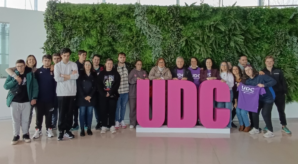 Foto de grupo de los estudiantes graduados