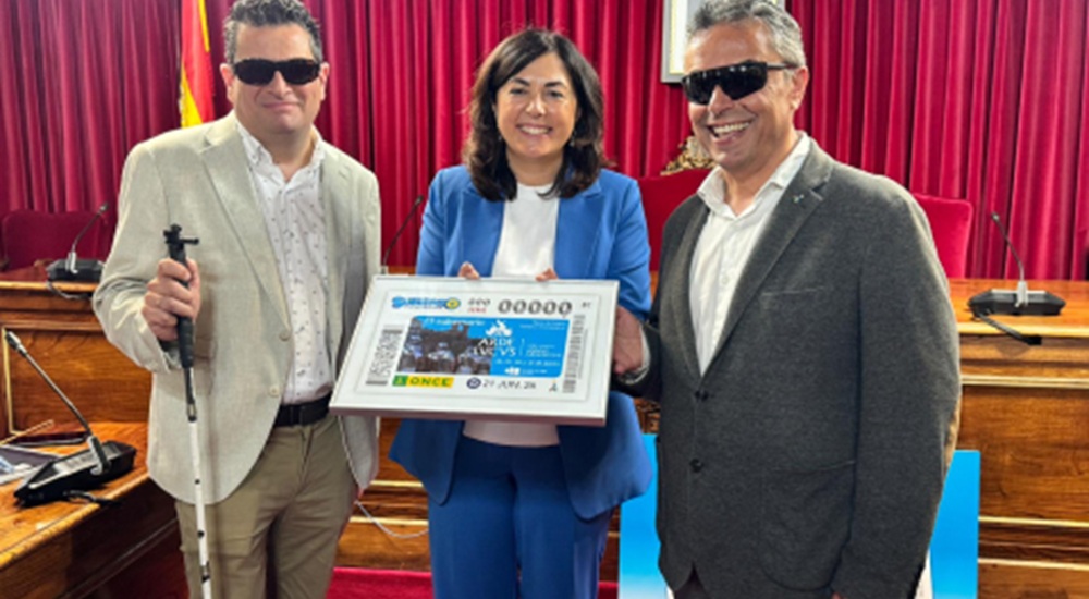 Francisco Javier Farnes, Elena Candia y Manuel Martínez Pan, con una lámina enmarcada de este cupón