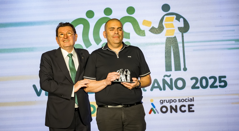 Manuel Horjales, mejor vendedor de la ONCE en Galicia 2025, junto a Ángel Sánchez, director general de la ONCE, en la gala homenaje a vendedores.