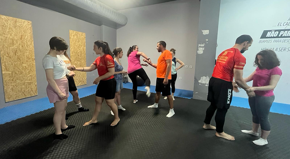 Los jóvenes durante la actividad de defensa personal