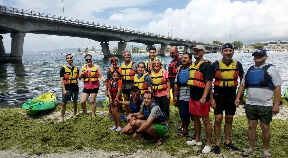 Foto de grupo de los participantes en la actividad de kayak