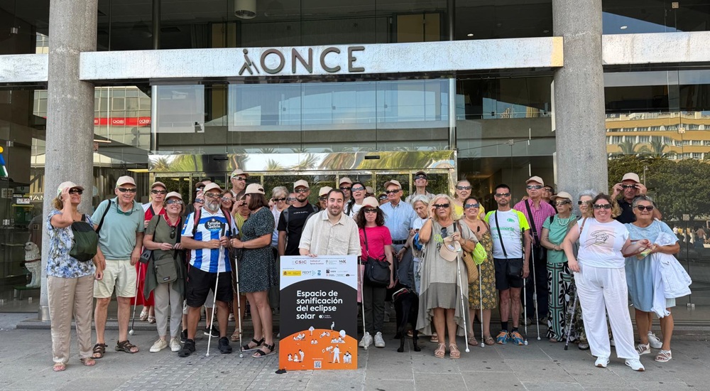 Foto de familia de los afiliados y afiliadas participantes en el taller sobre el eclipse
