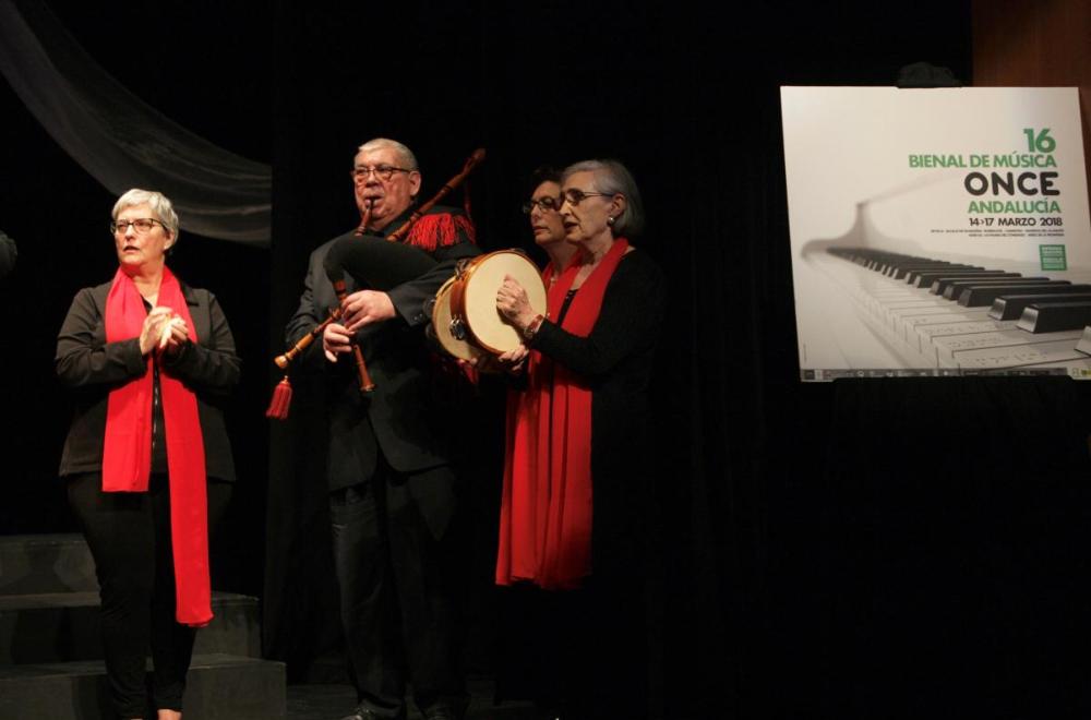 En su actuación, Breogán utiliza instrumentos musicales típcamente gallegos, como gaitas y panderetas