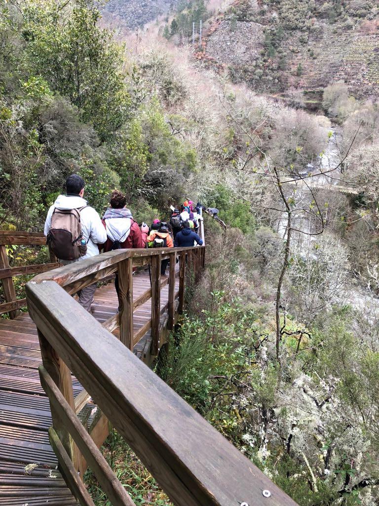 Os senderistas axudáronde de bastóns de treking en todo o percorrido pola ruta