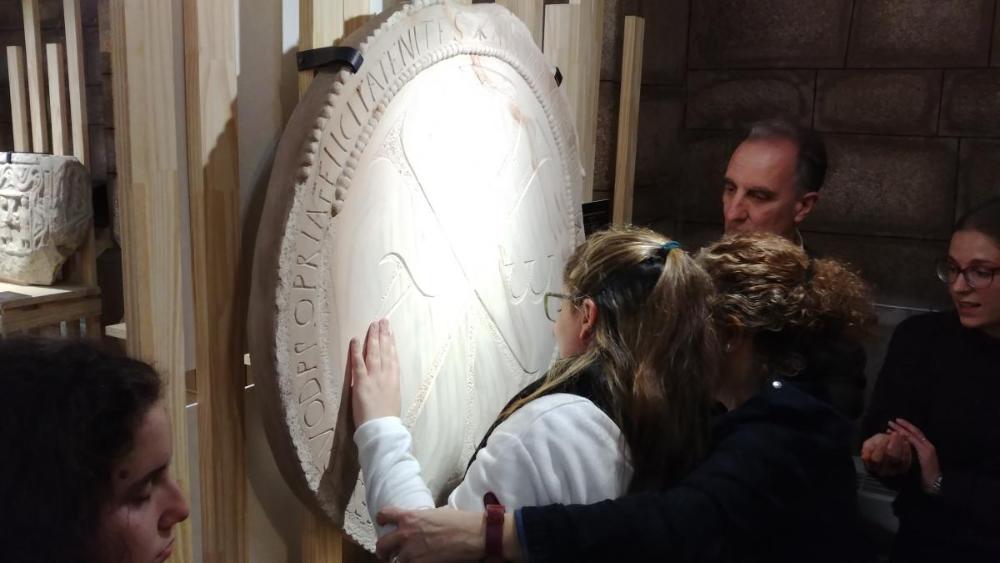 Técnicos el CRE ayudan a explorar una pieza de gran tamaño