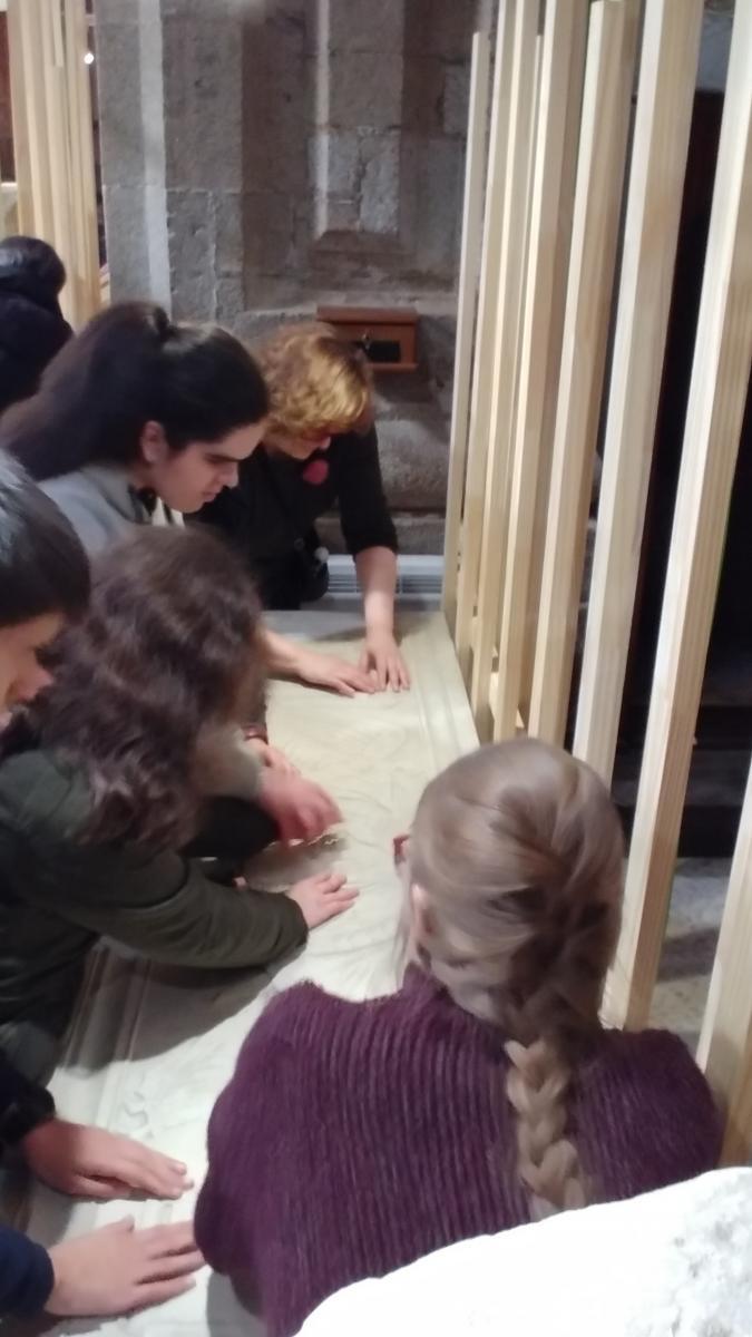 Palpando piezas en Sant María Nai