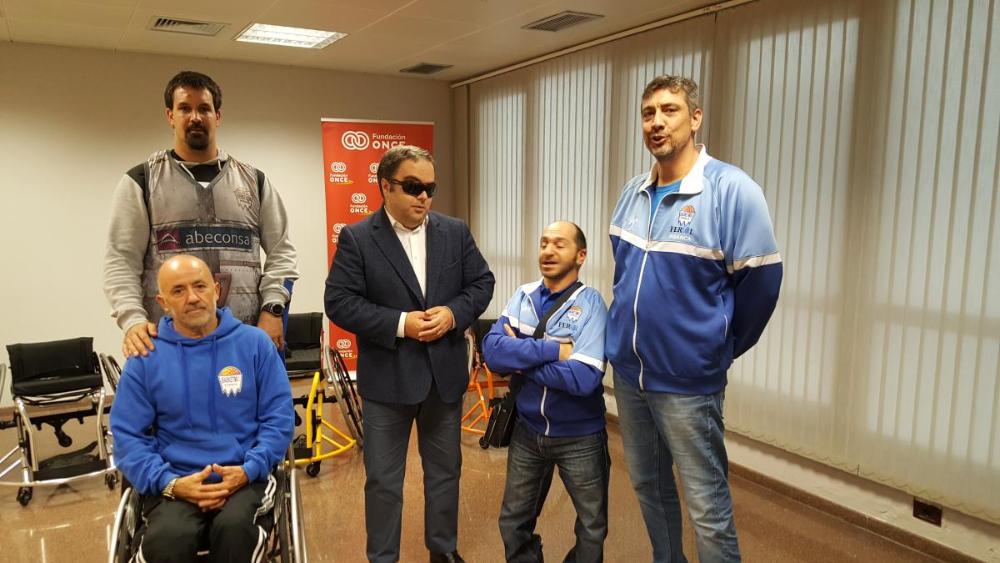 Los jugadores junto al presidente territorial en el momento de la donación