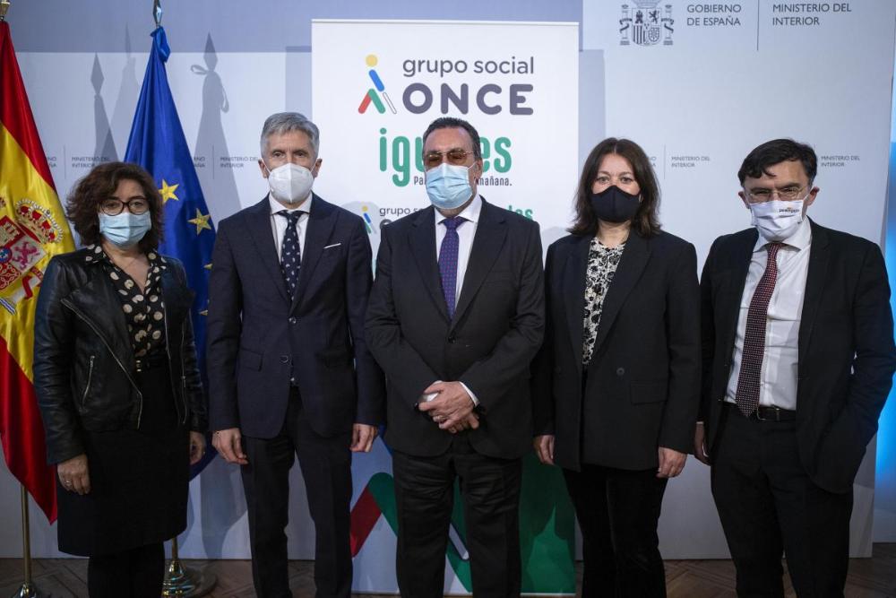 Foto de familia de todos los participantes en el acto