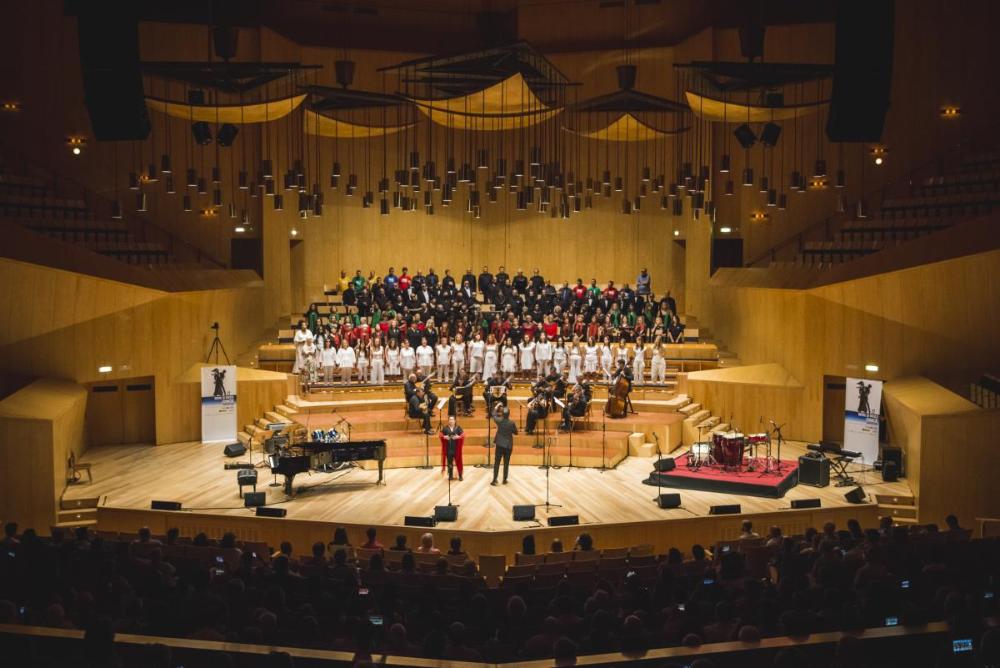 Pablo M. Carreira dirigiendo a todas las corales
