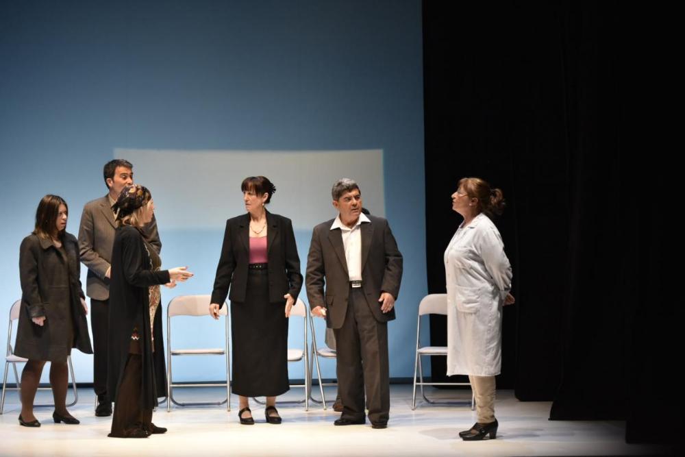 Imagen de actores y actrices de VAlacar durante una de sus actuaciones en la Bienal