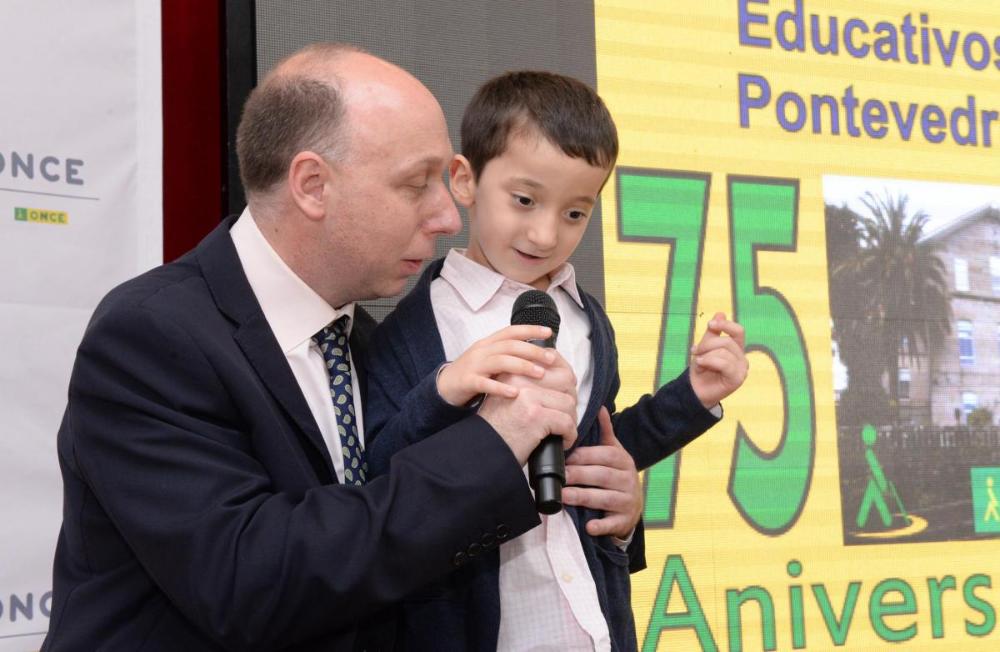 Abraldes, director del CRE, habla con el pequeño José sobre el escenario