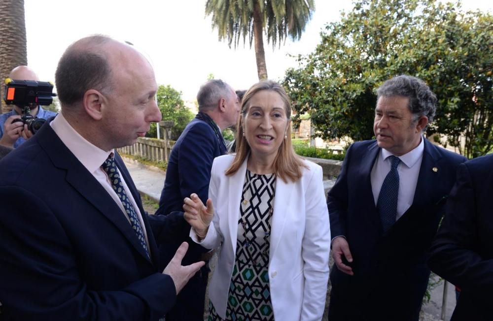 Saludo a autoridades a su llegada