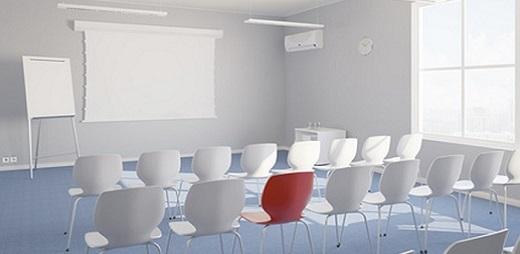 Imagen simbólica de un aula vacía , toda en blanco, excepto una de las sillas de pupitre, marcada en rojo, que ubica al alumno/a acosado/a