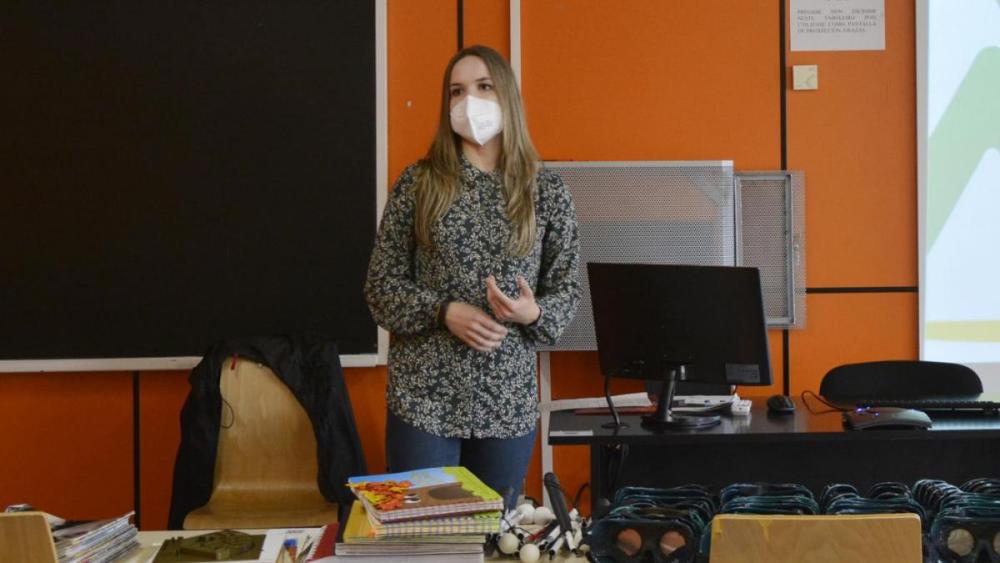 Imaxe de Leticis Viéitez dirixíndose aod alumnos do Grao de pedagoxía Social no Campus de Ourense