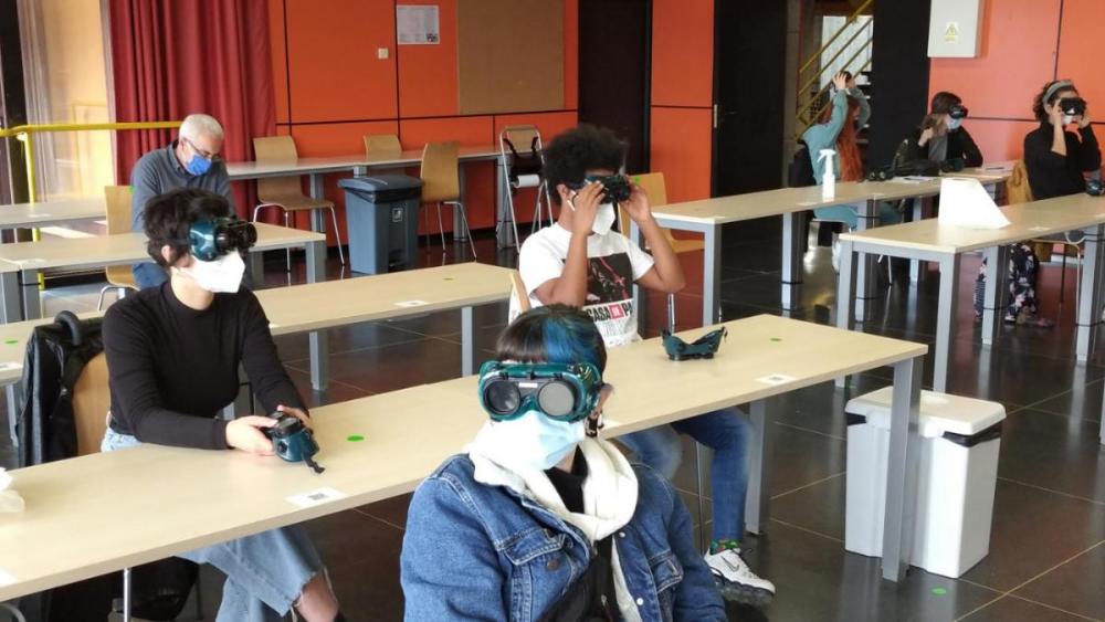Os alumnos na aula con gafas que lles reducen a visión