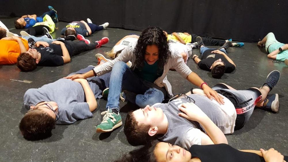 Imagen de los chicos y chicas recibiendo formación teatral en el escenario del Pazo da Cultura pontevedrés