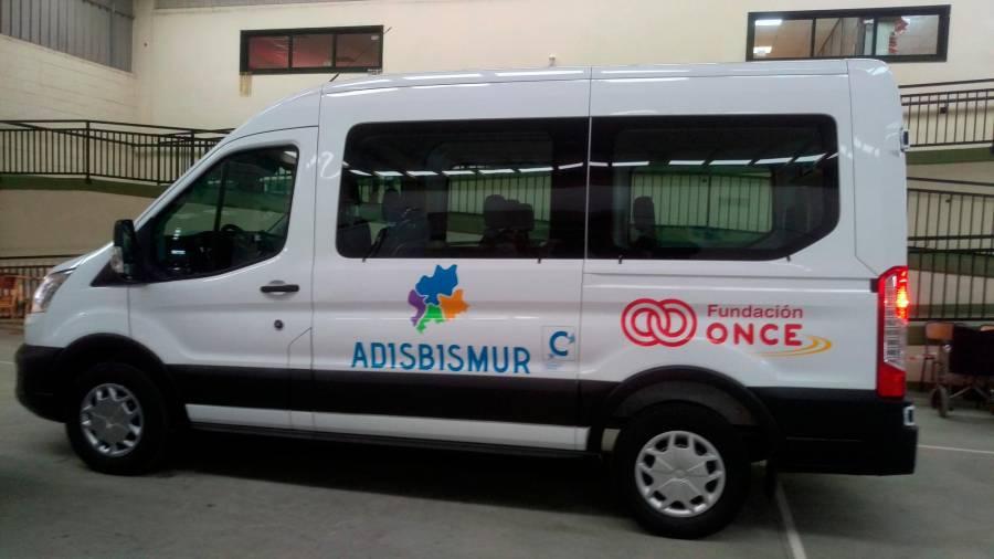 Fotografía de la nueva furgoneta adaptada de Adisbismur 