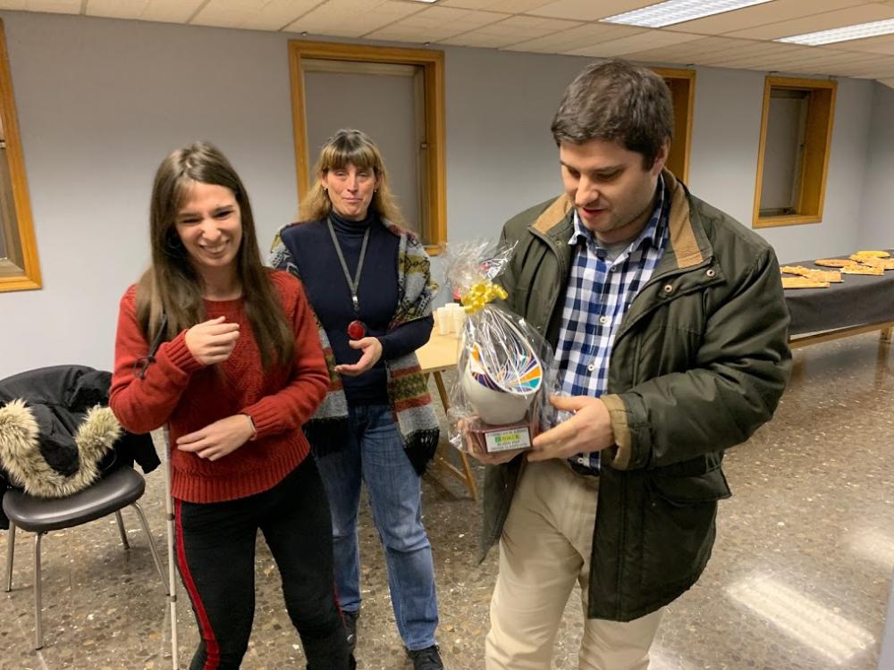 La subdirectora de ONCE-Vigo entrega uno de los premios del torneo