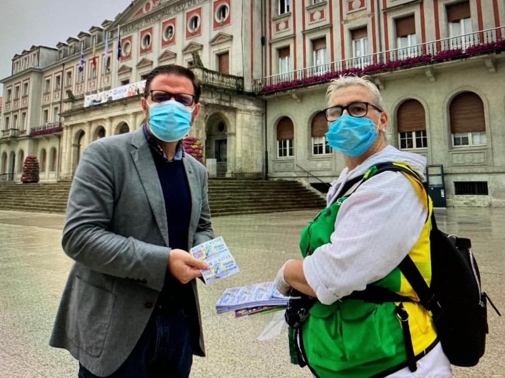 El alcalde de Ferrol con la vendedora Elisa Foces 