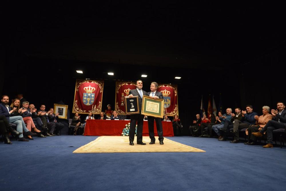 Fernández Lores fai entrega do premio a Migel Carballeda