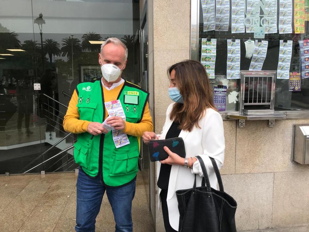 Imagen de Inés Rey, alcaldesa de A Coruña, con el vendedor Javier Martínez Mesejo