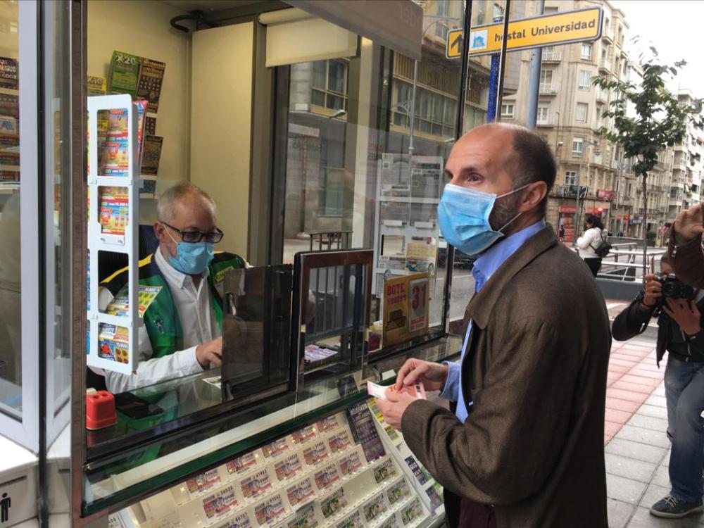 Gonzalo Pérez Jácome, alcalde de Ourense, en el kiosco que regenta Segundo Álvarez