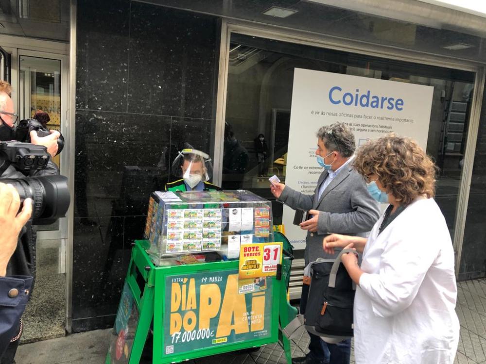 El alcalde de Pontevedra y una conmcejala comprando el cupón a Ramón Bertolo