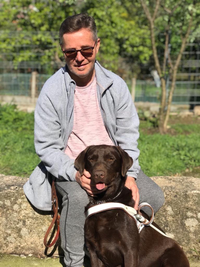 Antonio Manuel Villanueva posa con su perro Spike en la localidad pontevedresa de Marín, donde vive.