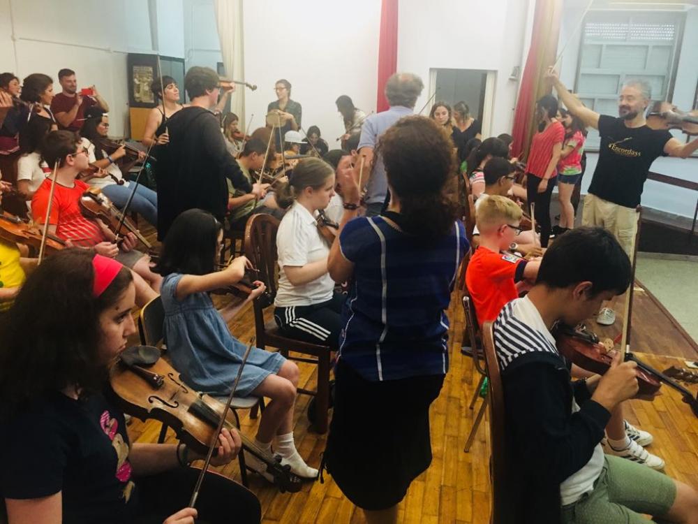 Recibiendo explicaciones de los miembros de la asociación Fidle