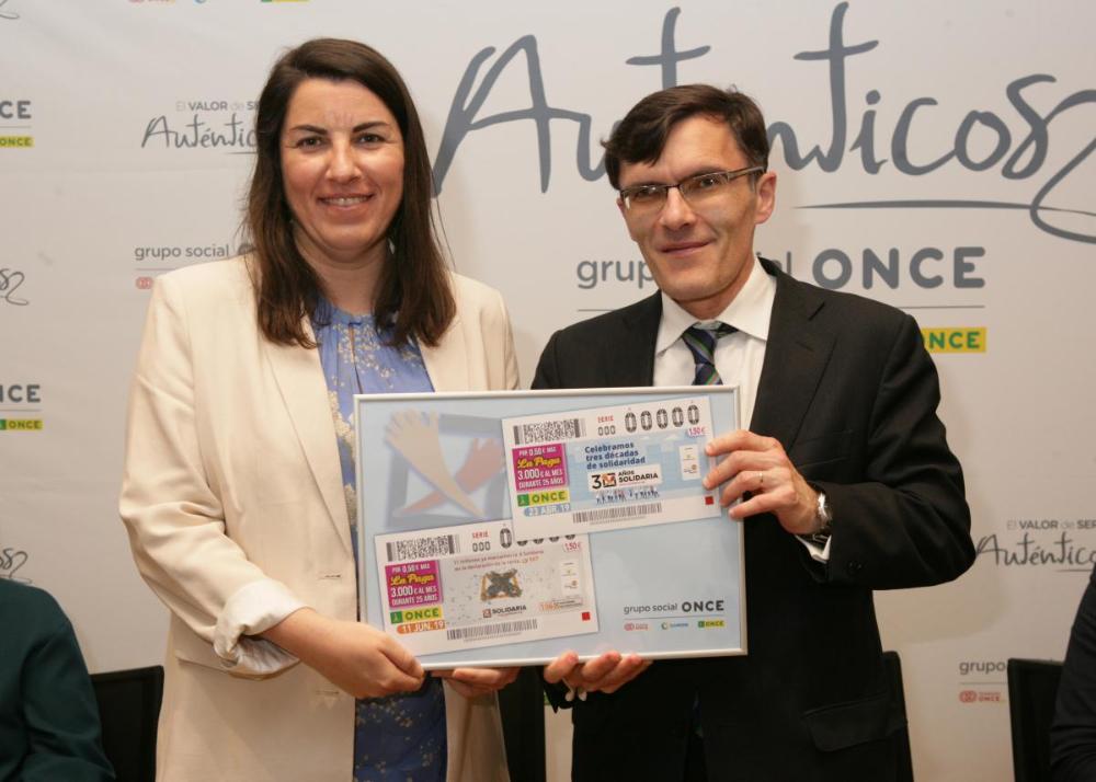 Fotografía de Montero con Alberto Durán durante la presentación de los dos cupones que la ONCE ha dedicado a  la Campaña de X Solidaria 2019
