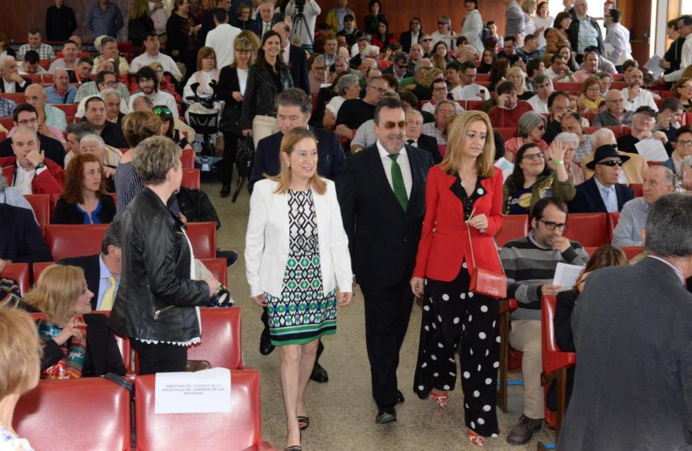 LLegada de autoridades al salón de actos