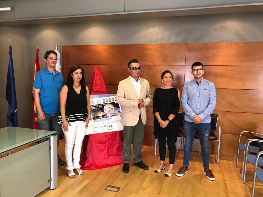 O delegado da ONCE posa coa alcaldesa e tres concelleiros de Betanzos