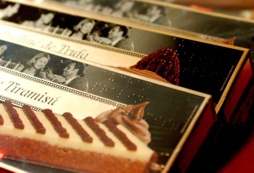 Imagen de una tableta de turrón etiquetada en braille