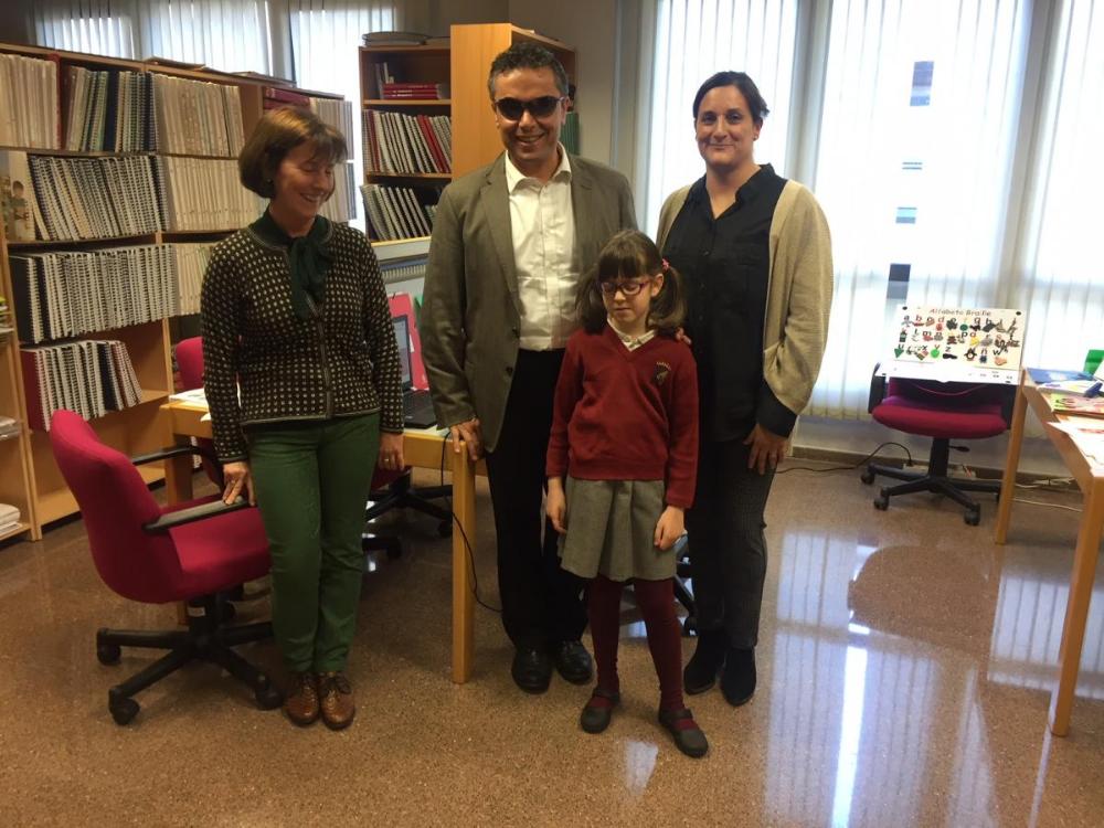 Manuela posa acompañada polo delegado territorial e as profesoras