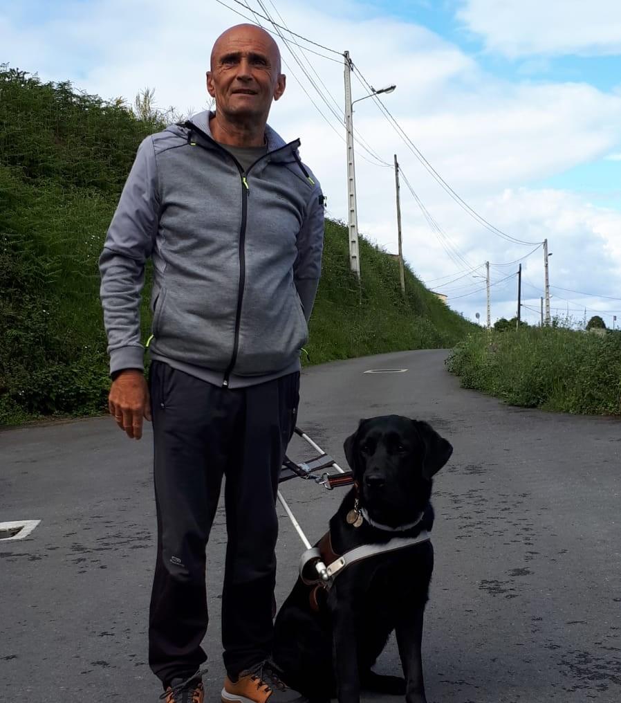 Juan Calvelo y su perro Dash fotografiados por su hija Irene en los alrededores de su casa  en A Coruña 