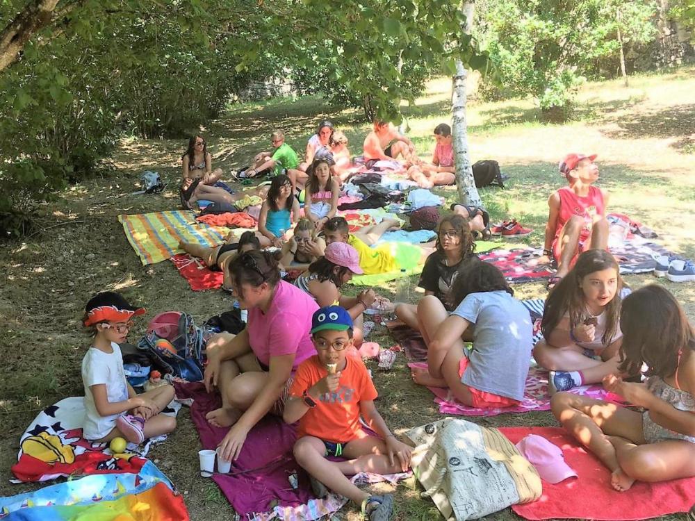 Imagen del grupo degustando una comida picnic en la playa fluvial de Lobios