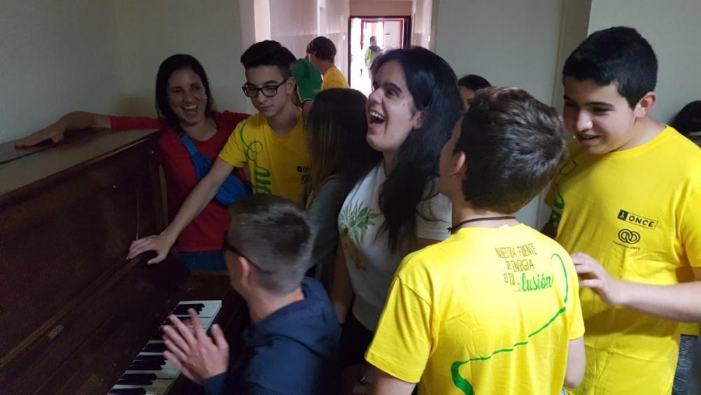 Imagen de parte del grupo divirtiéndose cantando y tocando