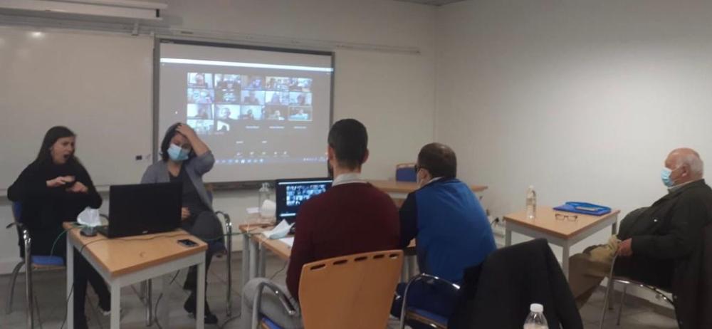 En la imagen, aparecen, de espaldas, el presidente saliente y los vicepresidentes de Cermi Galicia,  durante la celebración de la Asamblea Extraordinaria