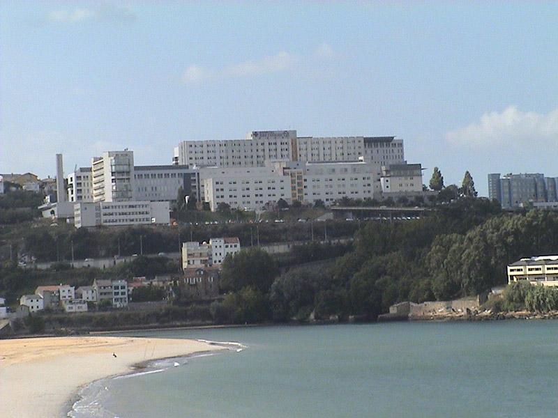 Imagen de parte del CHUAC desde la bahía de Santa Cristina