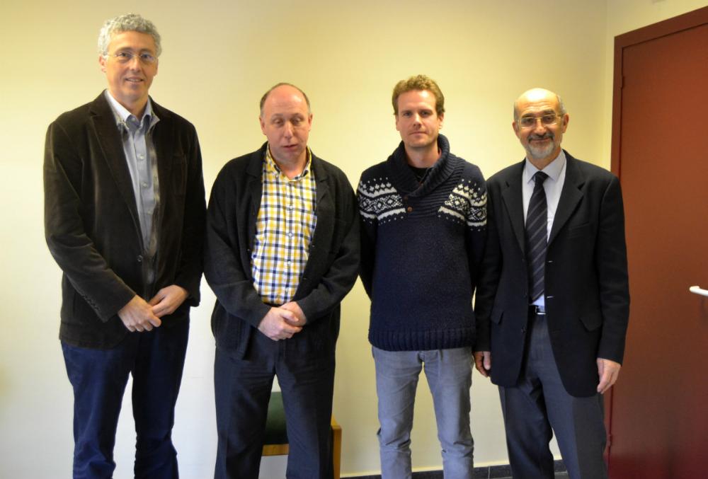 Os asistentes á reunión posan nunha sala do CRE