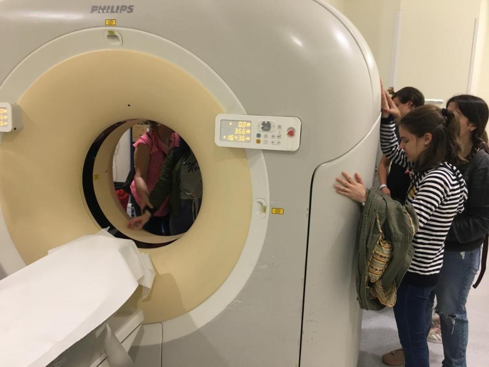 Imagen de unas jóvenes  del grupo conociendo el aparato de la Resonancia Magnética Nuclear