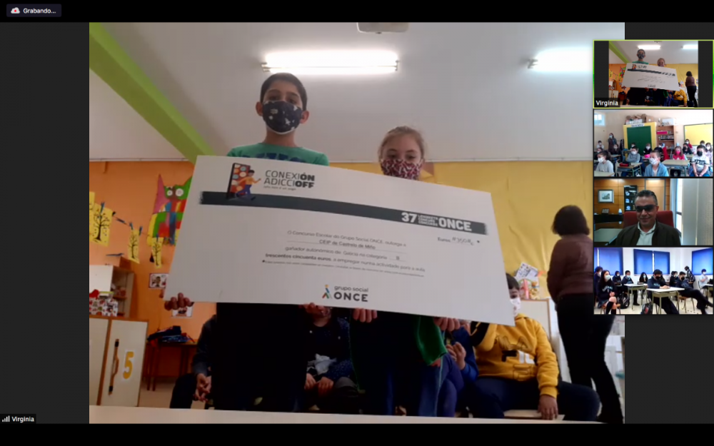 Una pareja de alumnos del CEIP Castrelo de Miño sostiene el certtificado que acredita al aula a la que pertenecen como ganadora de la categoría B del concurso Escolar