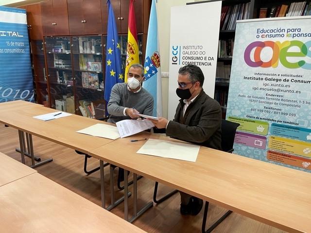 Imaxe dos dous asinantes do convenio durante o acto