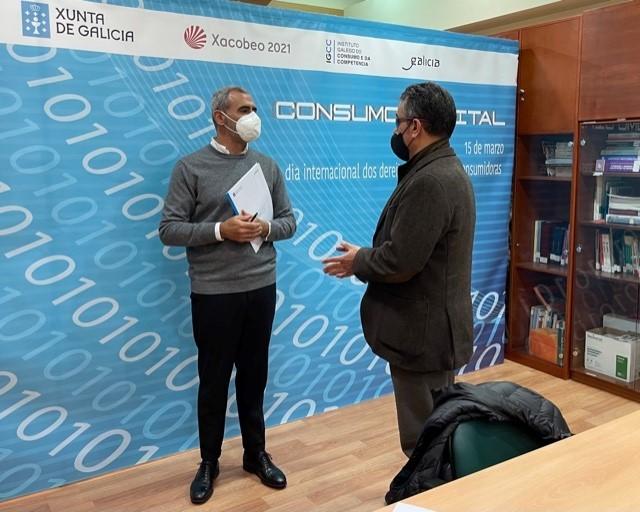 Outra imaxe dos asinantes do convenio cambiando impresións logo da firma