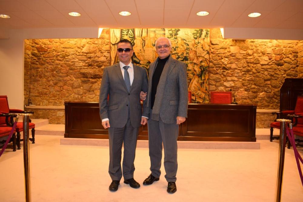 Imaxe dos asinantes do acordo posando para os fotógrafos na Sala da RAG