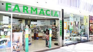 En la fotografía se aprecia la fachada de una farmacia