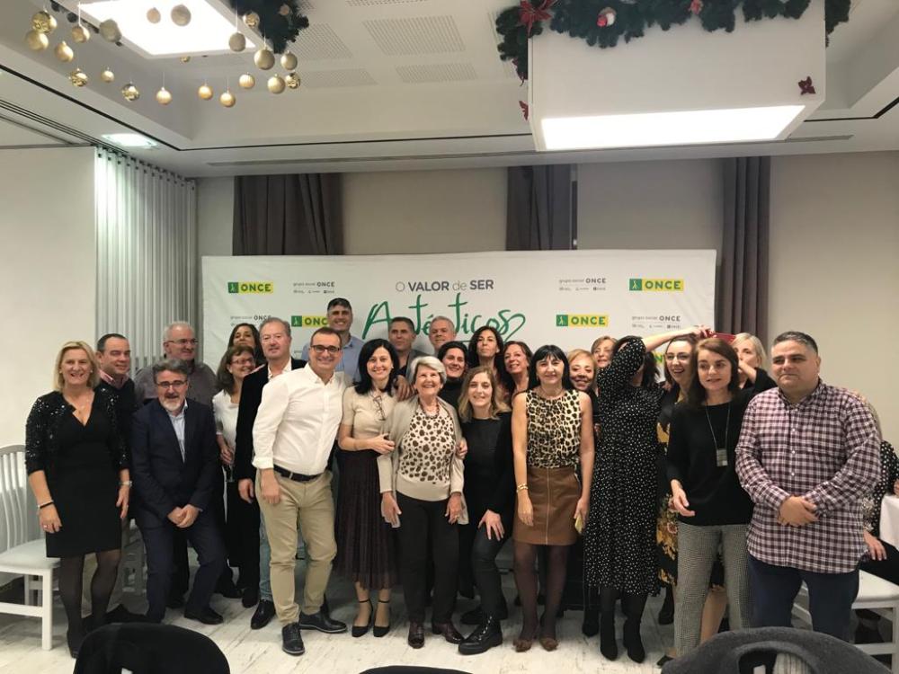 Grupo de trabajadores y afiliados de la Delegación Territorial con  homenajeados de esta edición