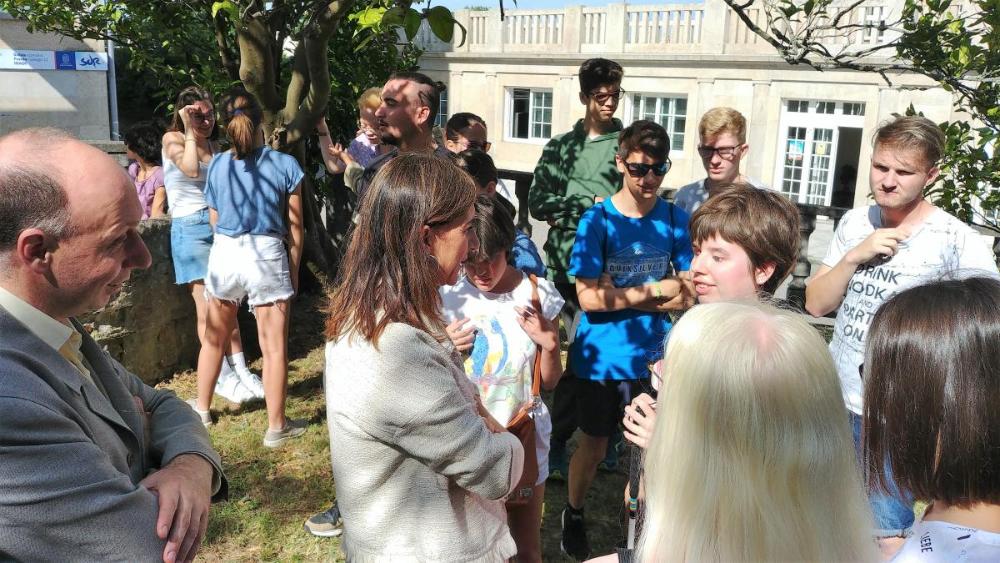 Na imaxe vese a Carmen Pomar saudando aos alumnos do curso de inglés