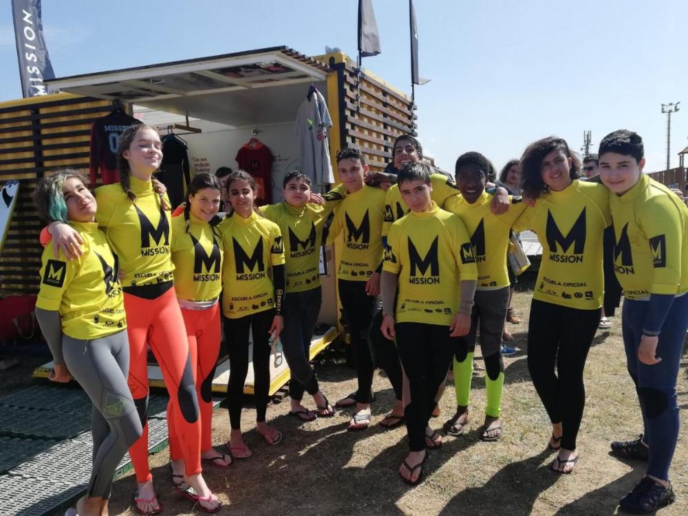 Fotografía de grupo a piques de practicar sur na praia de A Lanzada